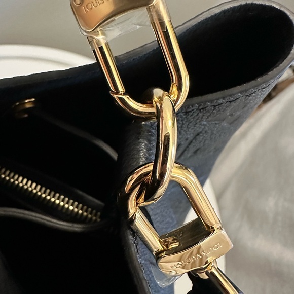Louis Vuitton Black Crossbody Bag with Adjustable Strap - Picture 8 of 10